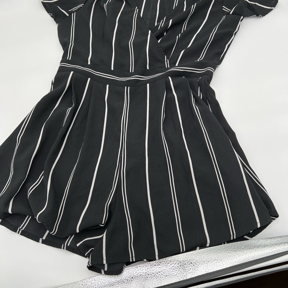 Xhilaration Size Medium Black & White Striped - Picture 8 of 15